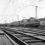 857766 Afbeelding van de electrische locomotief nr. 1222 (serie 1200) van de N.S. met een internationale trein te Den ...
